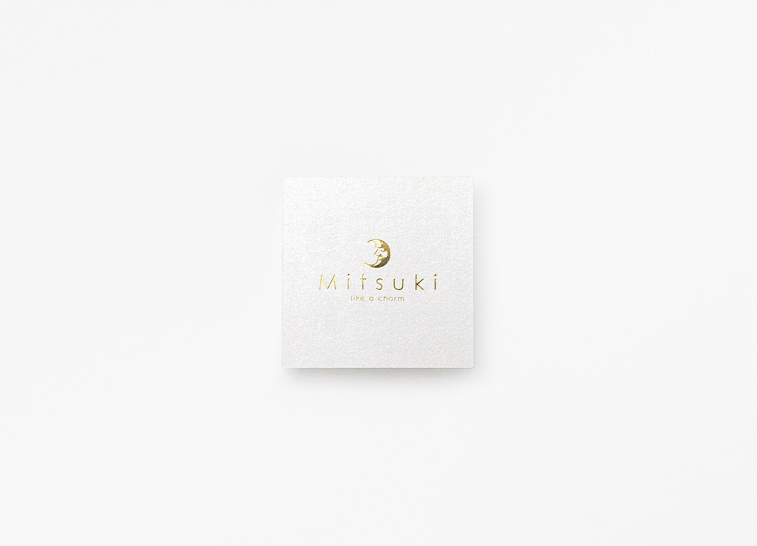 ペルーラ（スノーホワイト） × 金ツヤあり箔＋モノクロ印刷